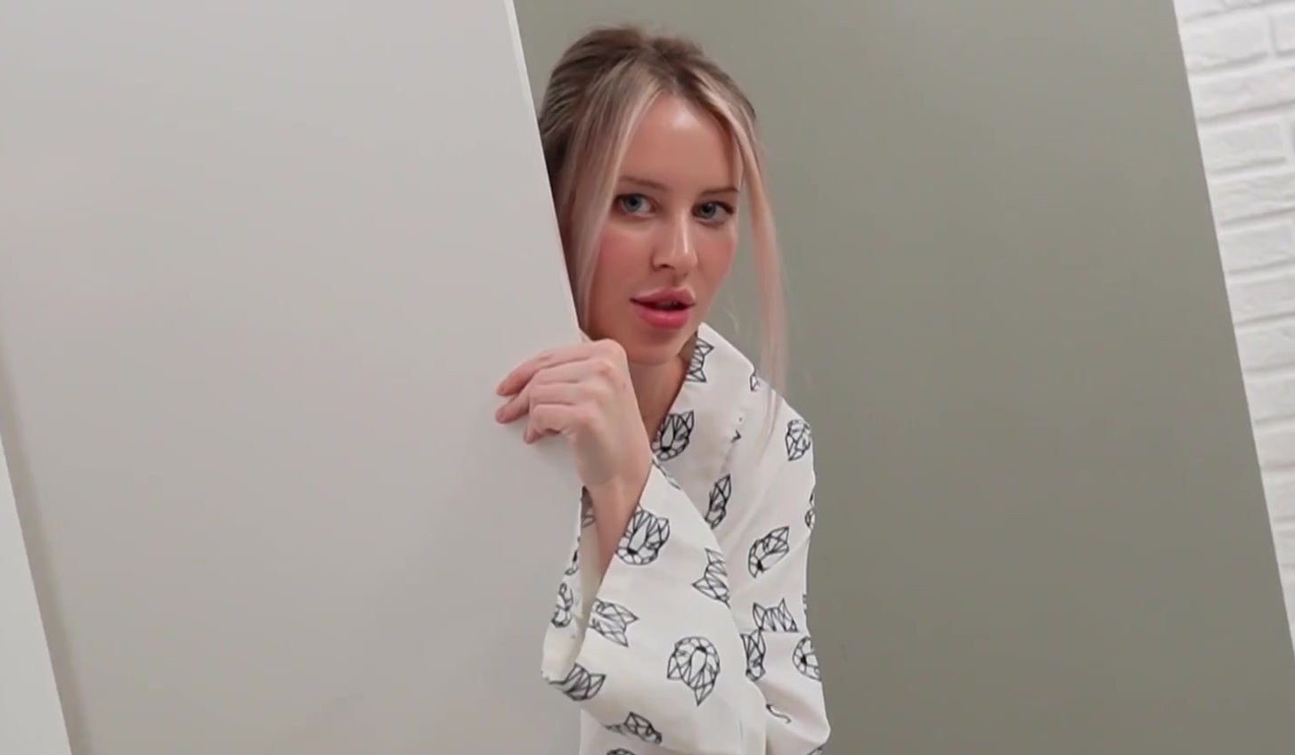 Imagem A meia-irmã comprou lingerie sexy para o namorado, mas eu não resisti a fodê-la...