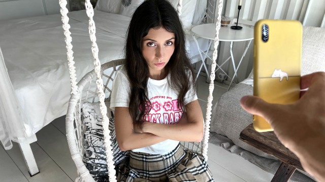 Imagem O padrasto descobriu que a sua enteada está a filmar pornografia - Ficou chocado!