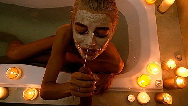 Imagem Eu estava a espreitar a minha meia-irmã na casa de banho, e foi isto que aconteceu